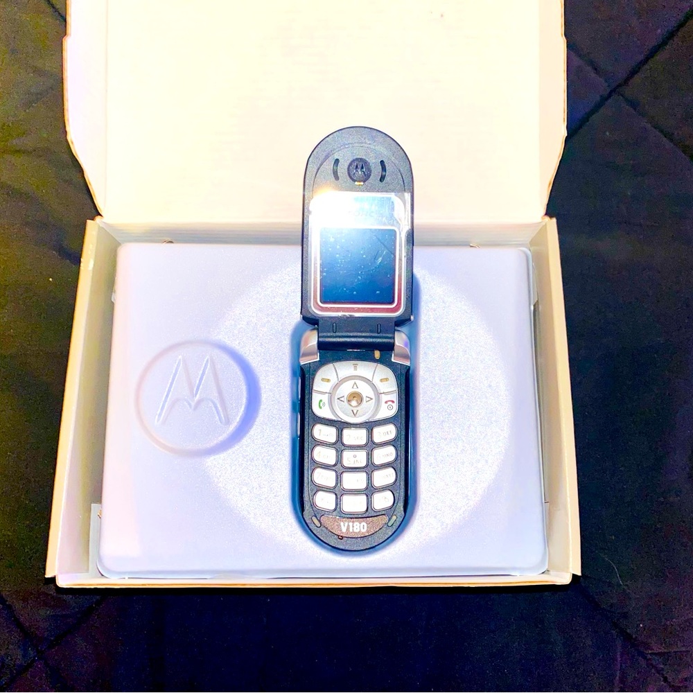 Motorola V180 flip cell phone
